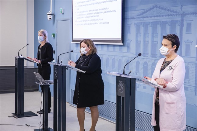 Från vänster: Marjo-Riitta Helle, sektionschef vid läkemedelsmyndigheten Fimea, familje- och omsorgsminister Krista Kiuru (SDP) och Kirsi Varhila, kanslichef vid Social- och hälsovårdsministeriet, hoppas att vaccineringen ska kunna skalas upp så fort som möjligt.