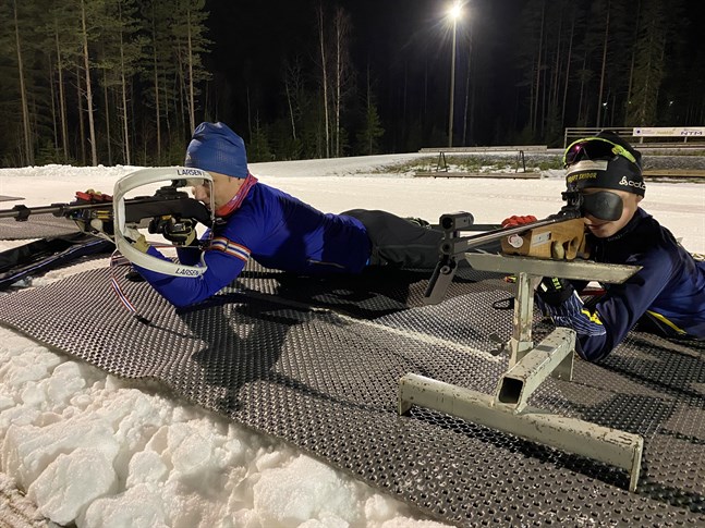 William Rönn, till vänster, och Hannes Bengs är två skidskyttar från Kraft som satsar hårt. De har redan många FM-medaljer på sitt konto.