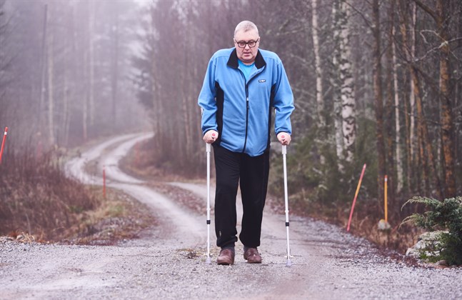 Boris Edfelt använder nu kryckor när han tar sig fram. Sex veckor efter operationen är det tänkt att han ska börja gå vanligt igen.