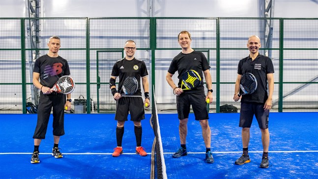 Thomas Friman, Nikke Palmberg, Simon Hansell och David Sundvik spelar gärna padel.