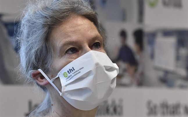 Hanna Nohynek, överläkare vid Institutet för hälsa och välfärd, säger att det kan dröja till sommaren innan alla som räknas till riskgrupperna har fått vaccin mot covid-19.