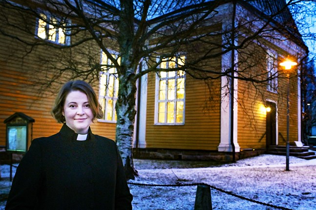 Kyrkoherde Mia Anderssén-Löf tilltalas av tanken om att kyrkorna hålls upplysta som en markering för värden som solidaritet och kärlek.