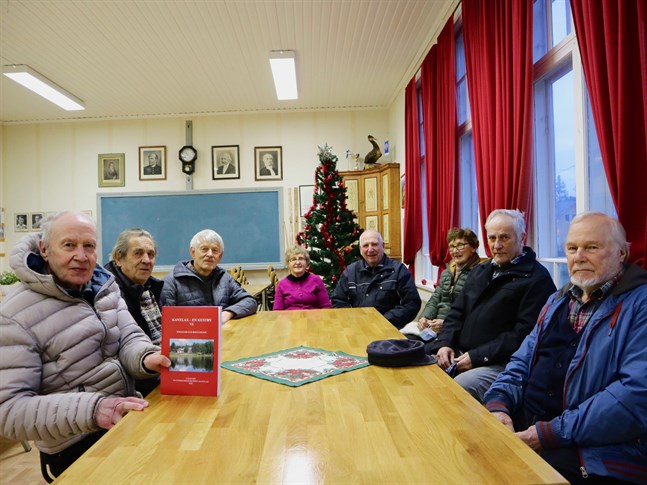 Fride Henriksson, Folke Nyholm, Lars Munsin, Helena Häggblom, Valfrid Back, Gretel Nyman, Per Westlin och Börje Sjöblom kan nu presentera den sjätte historiken från Kantlax.