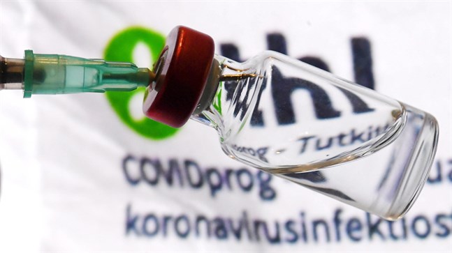 Att vaccineringen påbörjas i liten skala betyder inte att man ska slappna av, säger chefsöverläkare Peter Nieminen.