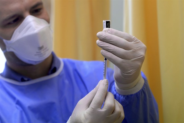 Sjukvårdspersonal förbereder en spruta på ett sjukhus i Ungerns huvudstad Budapest, där vaccineringen började redan under lördagen.