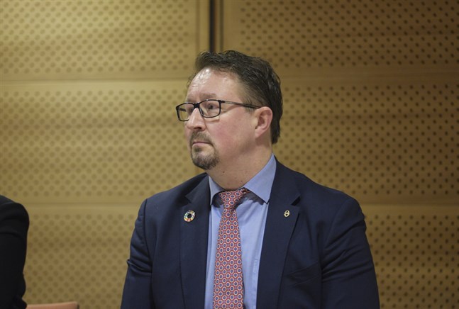 Mika Salminen, direktör vid Institutet för hälsa och välfärd, säger att finländska experter var försiktiga med sina bedömningar av coronaviruset eftersom WHO tonade ner allvaret i början av virusutbrottet.