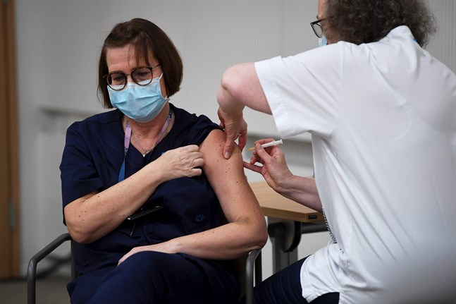 Sjuksköterskan Eija Koponen får vaccin mot covid-19 vid Helsingfors universitetssjukhus.