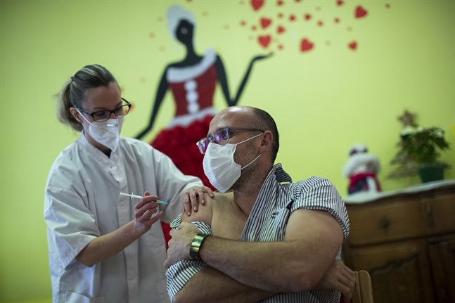 En sjuksköterska ger vaccinspruta i Mons, Belgien.