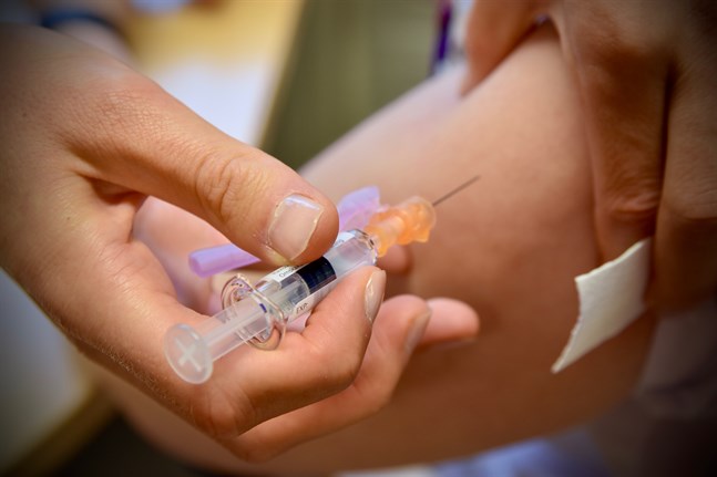 Helsingfors och Nylands sjukvårdsdistrikt inledde vaccineringen av personal på söndagen. Illustrationsbild.