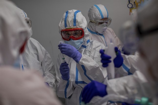 Behandling av en covidsjuk patient på en intensivvårdsavdelning på Severo Ochoa-sjukhuset i utkantens av Spaniens huvudstad Madrid. Arkivbild från oktober.