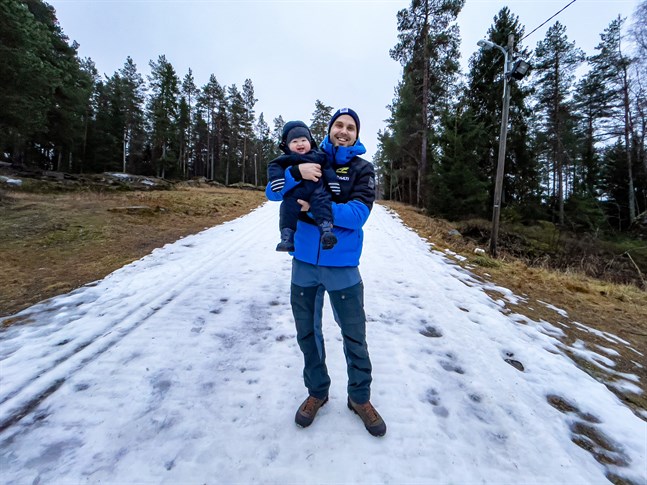 Martin Norrgård tillsammans med sonen Aston. Norrgård blev finska landslagets servicechef i somras.
