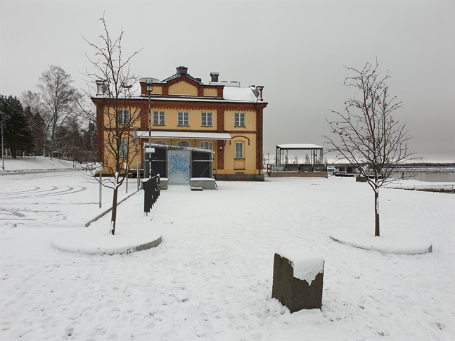 Servicebyggnaden med allmän toalett planeras i gaveln på det gamla tullhuset (nu Kuntsis museum).