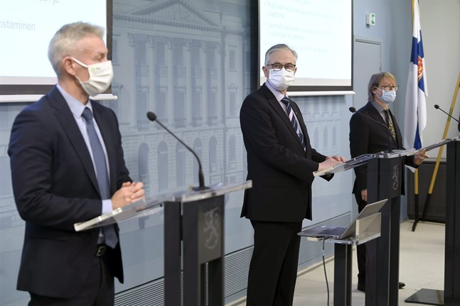 Överläkare Taneli Puumalainen, forskningsprofessor Hannu Kiviranta och professor Olli Vapalahti kommenterade coronaläget på en presskonferens på tisdagen.