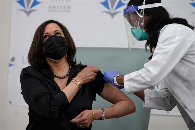 USA:s tillträdande vicepresident Kamala Harris har vaccinerar sig mot covid-19. Sjuksköterskan Patricia Cummings ger sprutan med dosen med det vaccin som läkemedelsbolaget Moderna tagit fram.