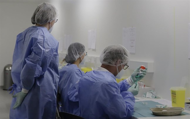 Doser av coronavaccin förbereds på en anläggning i Berlin, Tyskland.