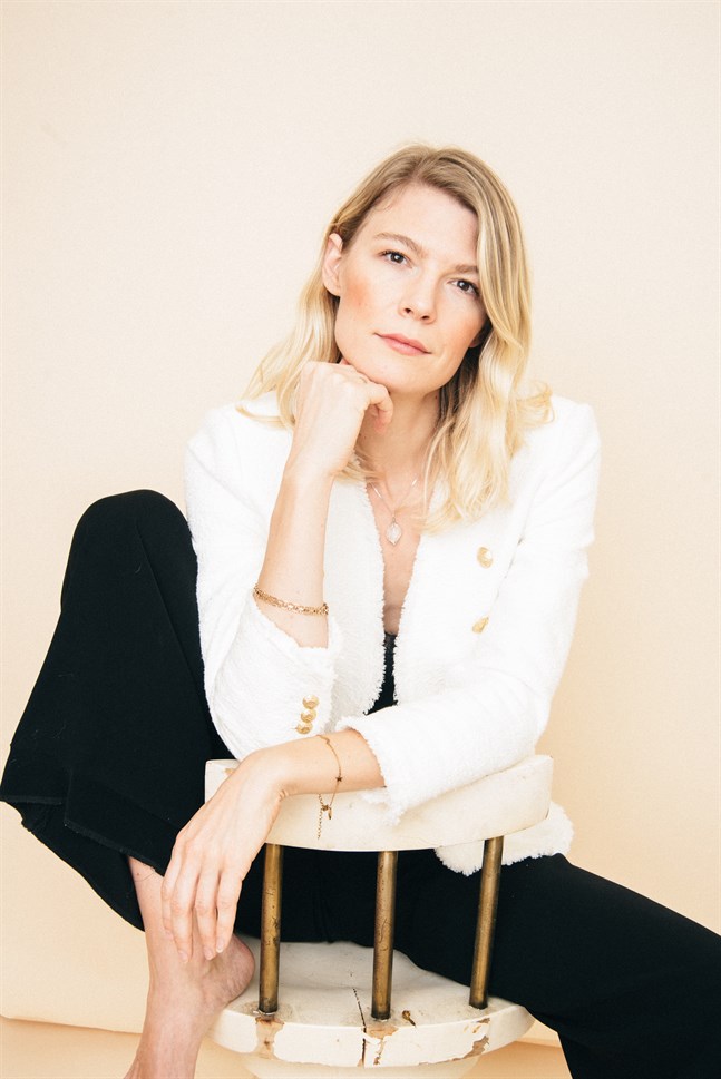 I sin debutroman ”Att omfamna ett vattenfall” ger Ida Therén glamourdrottningen June Mansfield en egen röst.