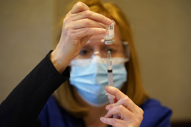 Penny Cracas förbereder vaccinering med Modernas vaccin av personal inom bland annat akutvården i Chester, Pennsylvania.