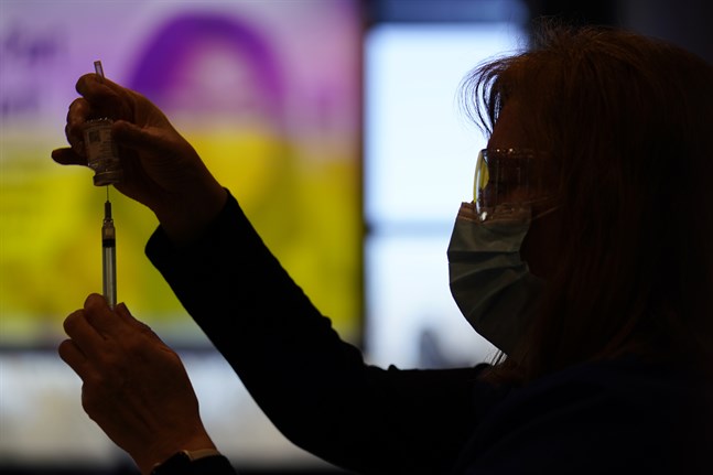 En sjukvårdsanställd i Pennsylvania i USA förbereder en spruta med vaccin på tisdagen.