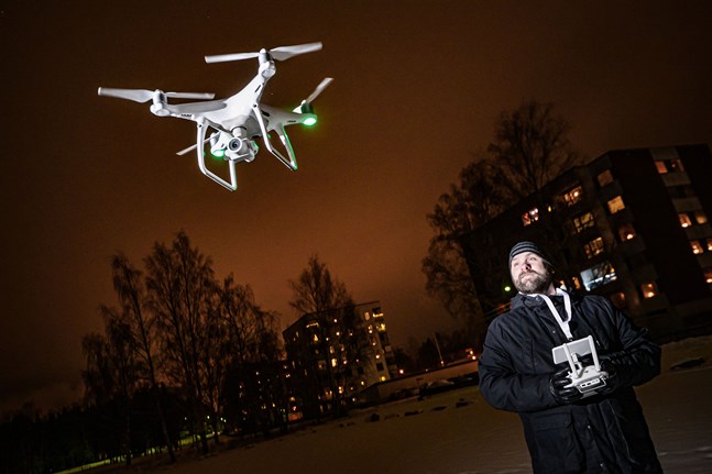 Martin Stens, ordförande för Jakobstadsnejdens RC-flygare, tycker det är olyckligt att förordningen inte gör skillnad på drönare och modellflygplan.