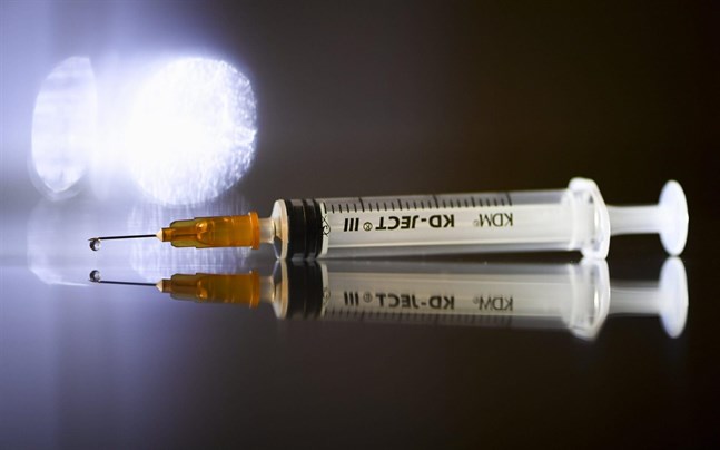 I Finland har doser av coronavaccin slängts bort eftersom man utgått från att en vaccinflaska innehåller fem doser. Flaskorna kan i själva verket innehålla upp till sju vaccindoser.