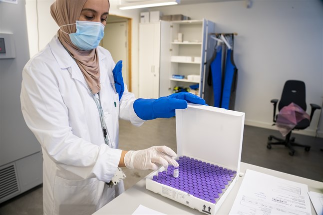 Den första dosen med coronavaccin görs i ordning för leverans till ett sjukhem i Oslo. Arkivbild