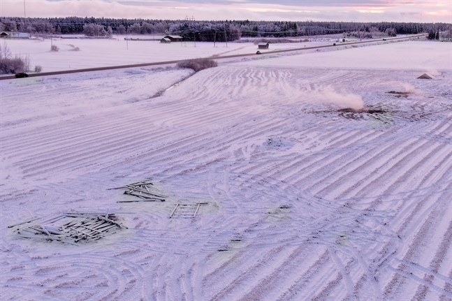 De kännspaka grå ladorna som stått på rad på en åker invid riksåttan i Kovjoki finns inte längre.