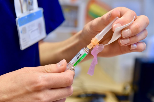 Social- och hälsovårdsverket i Jakobstad uppger att man behöver förlänga tiden när man vaccinerar 80-åringar och äldre för att hinna med.