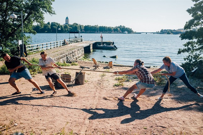 På Lonnan blir det en dragkamp mellan Anders Helenius och Axel Åhman på ena sidan och Filip Saxén och programledaren Maria Sundblom Lindberg på andra sidan.