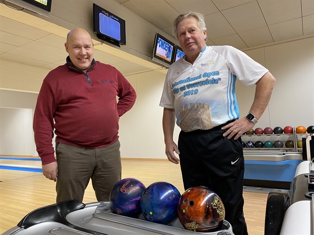Kloten är viktiga redskap för bowlarna. Olika klot används för olika banor, konstaterar Kim Norrgård och Stefan Ekroos.