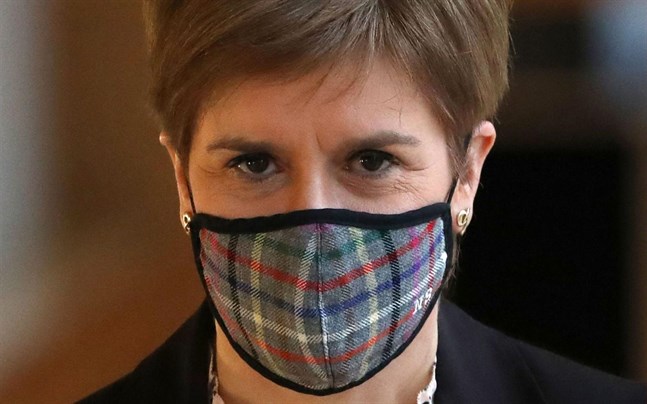 Den regionala regeringschefen i Skottland, Nicola Sturgeon, ger ett beskt besked.