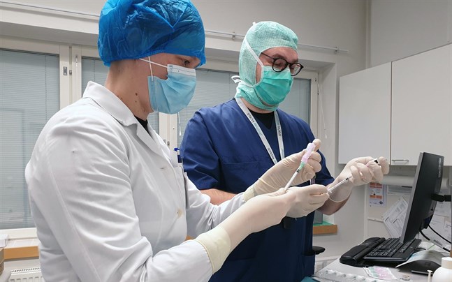 Vårdpersonal vid Satasairaala i Björneborg fick de första vaccinerna när Satakunta sjukvårdsdistrikt började vaccinera mot coronaviruset.