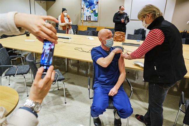 Några dagar in på det nya året inleddes covidvaccineringen i Vasa. Akutläkaren Teemu Pöytäkangas var den första att vaccineras. Bilden har inga kopplingar till biverkningarna.