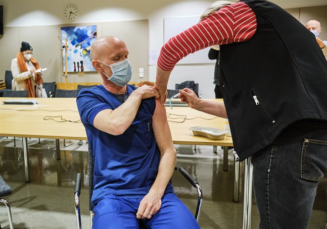 I måndags började Vasa sjukvårdsdistrikt vaccinera mot coronaviruset. Då fick akutläkare Teemu Pöytäkangas på Vasa centralsjukhus första dosen av vaccinet av hälsovårdare Minna Bonn.
