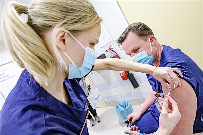 Här är det Kim Yli-Pelkola som vaccineras av Johanna Smeds på Malmska sjukhuset i Jakobstad.