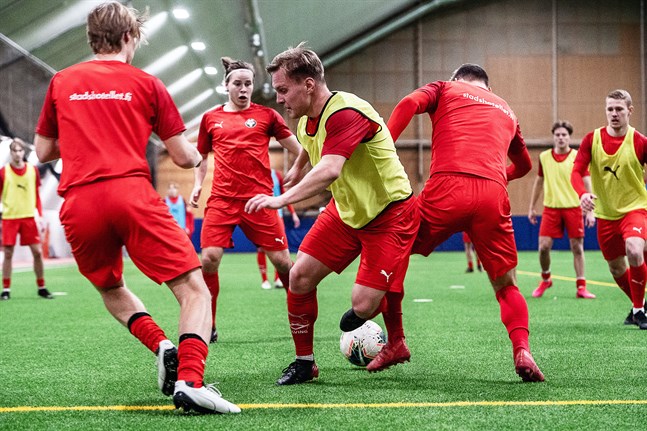 Jaro tränar på med ungt manskap inför vinterns första matcher.