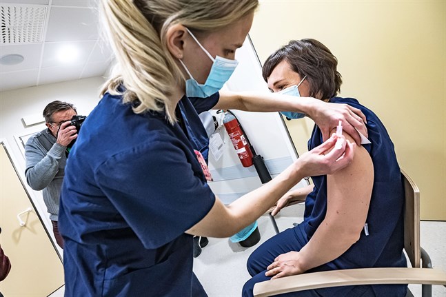 Johanna Smeds vaccinerar Hanna Ahslved mot covid-19 vid Malmska sjukhuset i Jakobstad.