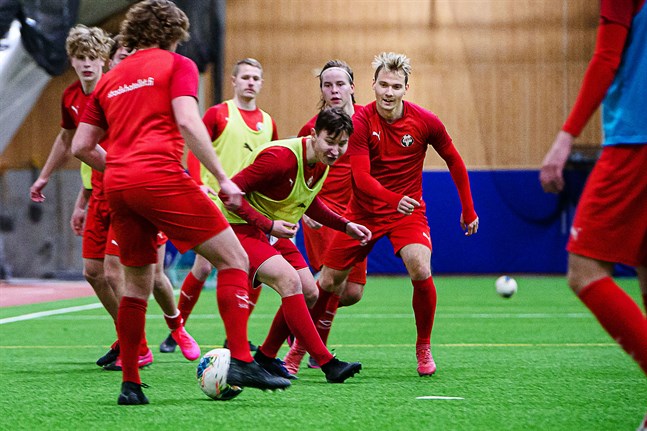 Samuel Haglund (till höger) är klar för spel i Jaro säsongen 2021.