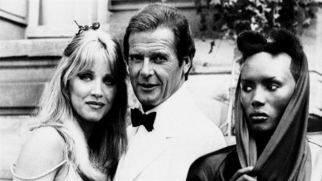 Tanya Roberts, Roger Moore och Grace Jones vid inspelningen av "Levande måltavla" 1985.