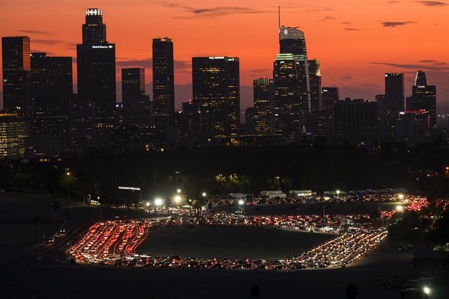 Los Angeles är hårt drabbat av coronaviruset. Här köar bilister för att få bli testade på en parkeringsplats vid en av stadens stora idrottsarenor i måndags.