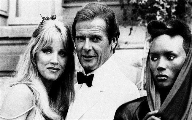 Tanya Roberts, Roger Moore och Grace Jones vid inspelningen av "Levande måltavla" 1985.