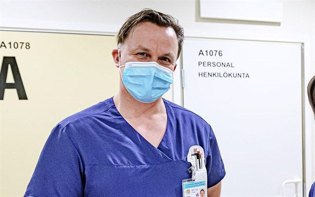 På jouren har coronapandemin förändrat verksamheten radikalt. Kim Yli-Pelkola, biträdande avdelningsskötare, säger att det här främst beror på den resurskrävande testningen.