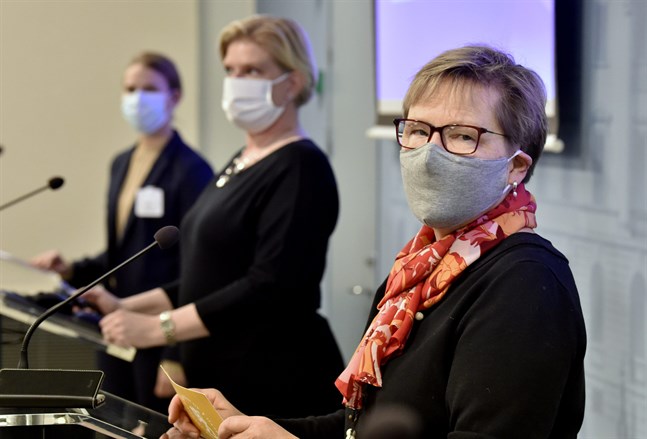 Institutet för hälsa och välfärds ledande expert Mia Kontio och Social- och hälsovårdsministeriets avdelningschef Tuija Kumpulainen informerade om coronavaccinen på tisdagen. I bakgrunden Leena Turpeinen, direktör för Helsingfors stads hälsovårds- och missbrukartjänster.