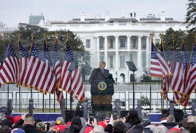 Donald Trump talade inför tiotusentals demonstranter under onsdagen, och fortsatte hävda att han vunnit valet.