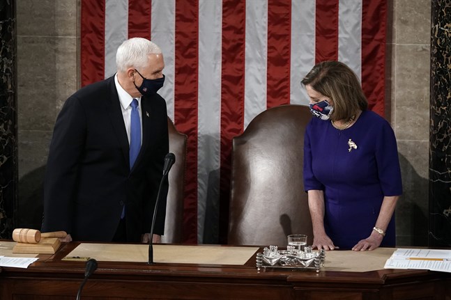 USA:s vicepresident Mike Pence och representanthusets talman Nancy Pelosi, inleder kongressens sessions där segraren efter presidenvalet i november ska bekräftas.