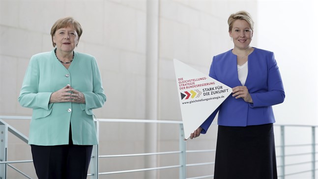 Tysklands förbundskansler Angela Merkel och kvinnominister Franziska Giffey presenterar regeringens jämställdhetsstrategi i juli 2020. Arkivbild.
