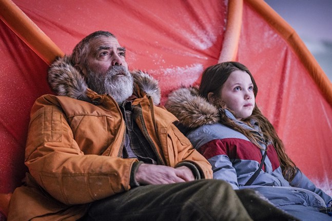 George Clooney tillsammans med Caoilinn Springall i "Midnight sky". Pressbild.