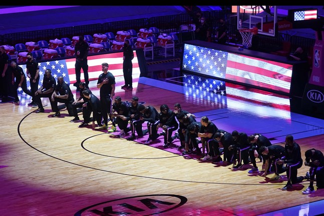 Spelarna i Boston och Miami knäböjde inför NBA-matchen i protest mot orättvisorna i USA.