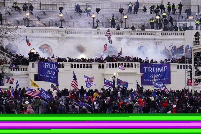 Protester utanför Capitolium i Washington DC på onsdagen.