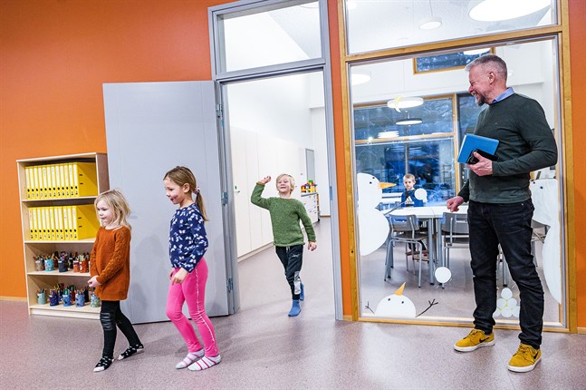 Emmi Vikström, Mea Laitinen, Arne Svenlin och Aron Rintamäki är nöjda med sin nya förskola. Rektor Kari Rönnqvist är glad att hela skolan äntligen är samlad på skolområdet.
