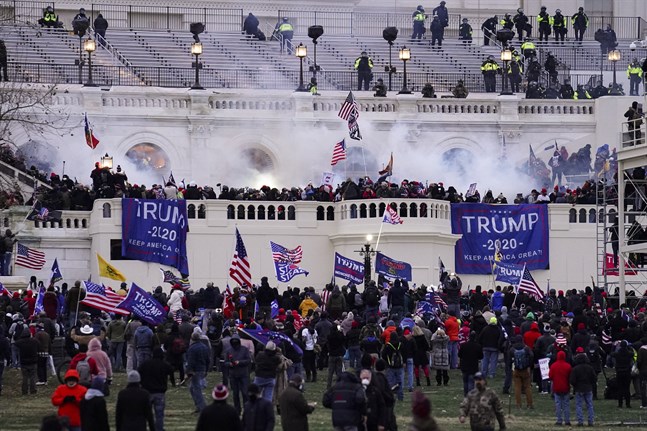 Våldsamma anhängare till USA:s president Donald Trump stormade Kapitolium i Washington DC på onsdagen.